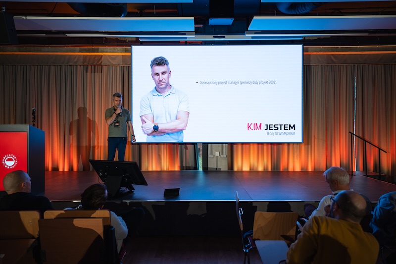 Igor Mróz podczas wystąpienia na Agile Conference w Warszawie