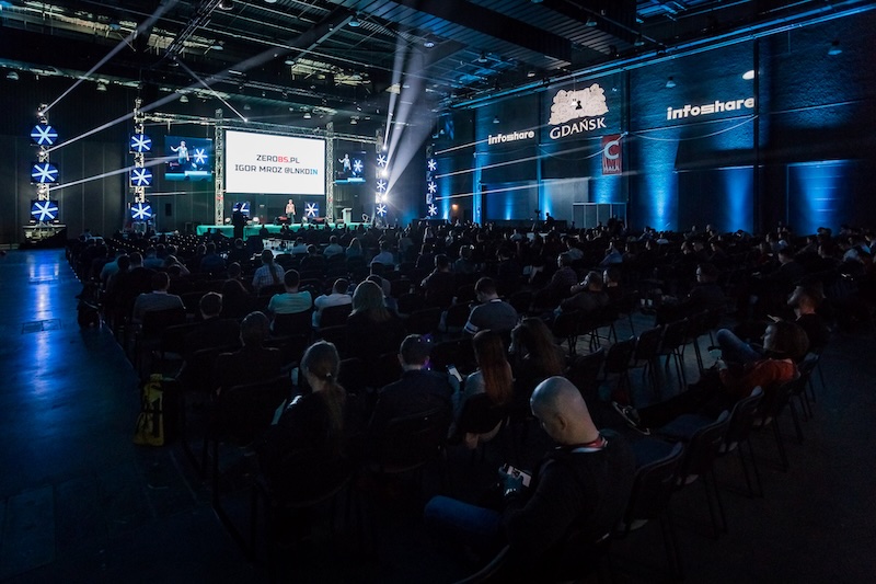 Igor Mróz podczas prelekcji na konferencji Infoshare w Gdańsku