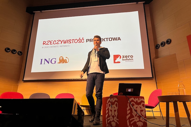 Igor Mróz podczas prelekcji „Rzeczywistość Projektowa” dla ING w Katowicach