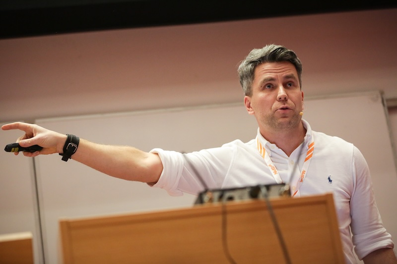 Igor Mróz podczas prelekcji na konferencji SPIN w Krakowie