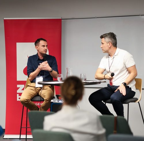 dwie osoby rozmawiają