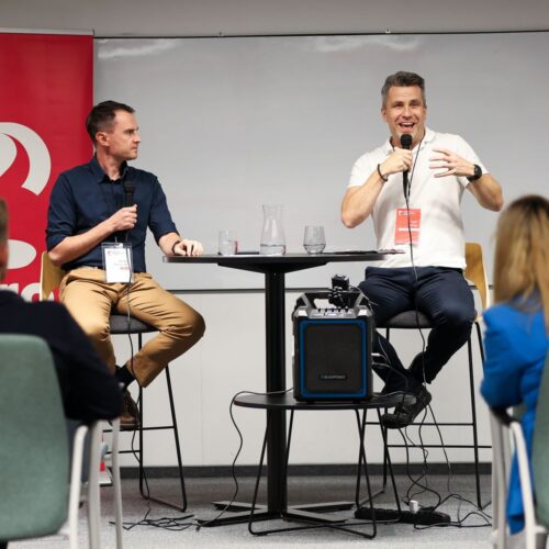 podkast-zaangazowany Igor Mróz rozmawia z gościem podczas meetupu Zero BS Management